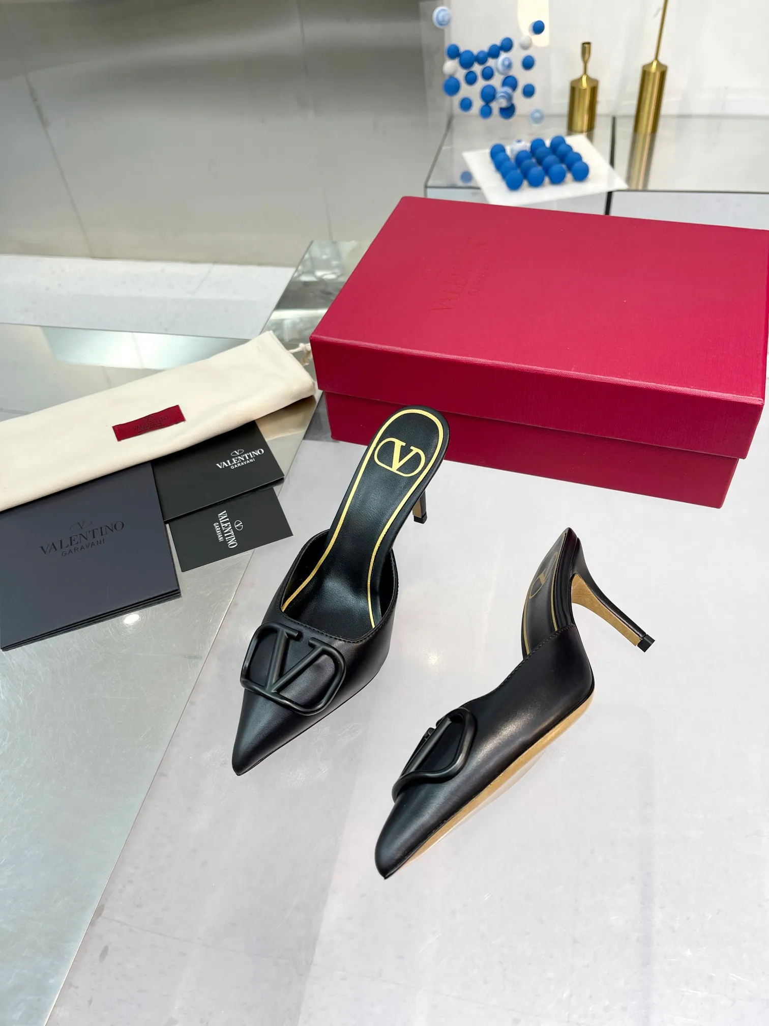 👟👟Ex-factory price 500👟👟 Valentino brand new cowhide half-drag version V-buckle classic sandals, brand new original upgrade, super comfortable on the feet, 😍 easy to put on and take off, super considerate! ✔️Imported cowhide for the uppers ✔️Mixed sheepskin for the inner lining ✔️Italian yellow cowhide outsole with clear texture and consistent with the counter ✔️Code number 35-40 (34 41 42 can be customized and non-returnable) Heel height 7.5